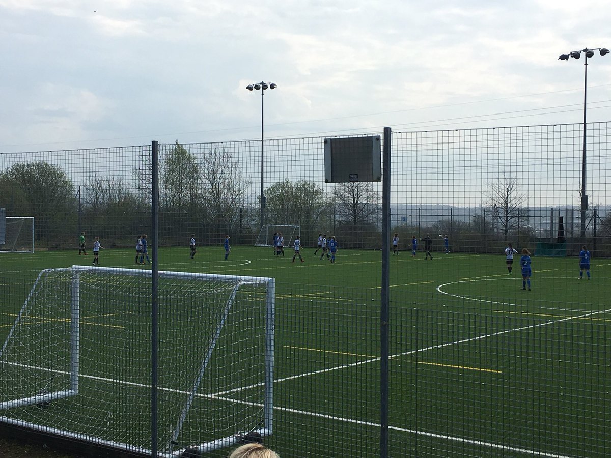 Da iawn ferched bl 9 sy’n chwarae i dîm merched Ysgolion Abertawe. #balch