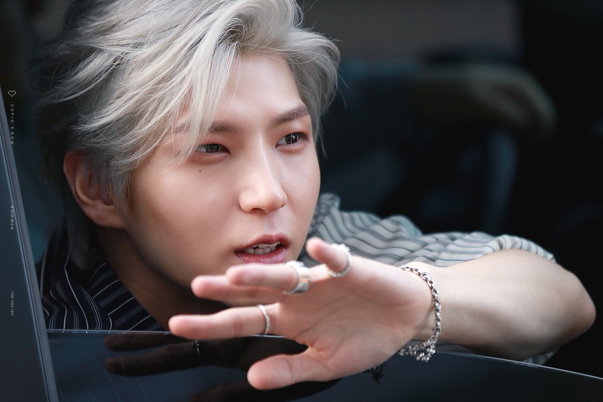 1110cupids_bow's tweet photo. 180420 음중 퇴근 #레오 #LEO #빅스 #VIXX #EAU_DE_VIXX #향 @JUNGTW_LEO 오빠를 잘 봐서 너무 행복해 ㅠㅠㅠㅠㅠㅠㅠㅠㅠ https://t.co/hgpQulMjfn