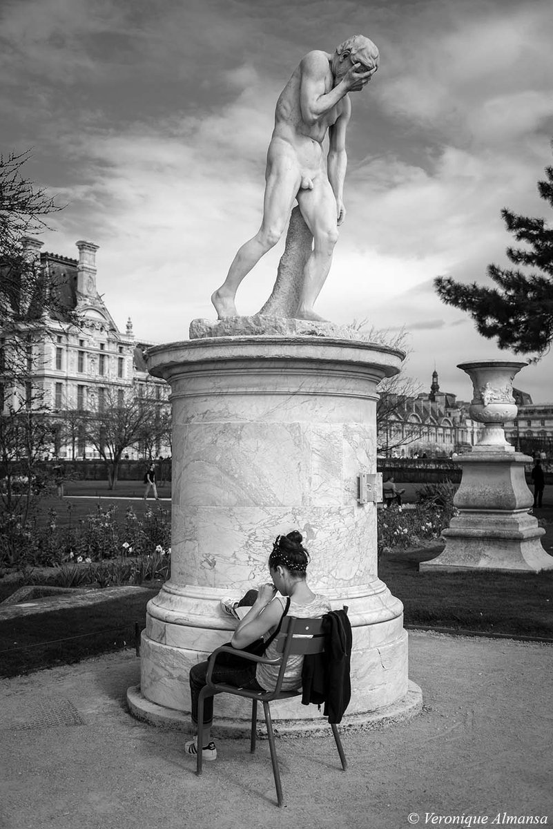 VeroAlmansa's tweet photo. Il fait si chaud que les statues se cachent le visage pour ne pas regarder les filles ! #streetphotography  #streetphotography #blackandwhitephotography #blackandwhite #monochrome #Paris #chaleur #statue #fille https://t.co/HnAtalobRg