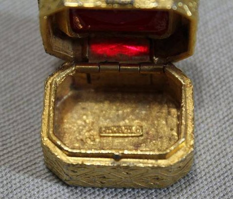 atticesoterica's tweet photo. Vintage Gold Color Florenza Ring Pill Snuff Trinket Box Collectible Art Deco https://t.co/eArpVsiJgG #AtticEsoterica #Etsy #Vintage #VintageSnuffBox https://t.co/LDhJQzmOmm