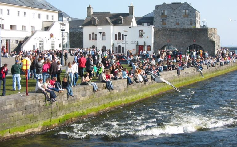 EipicTV's tweet photo. @annmariehoran_ @galwaytourism @galway2020 @CnaG @TG4TV @gaeilge2018 @blathnaidlibh @raidiofailte @raidionalife @RnadTreabh @ThisisiRadio @bnicd @RaidioJo @WAWHour @OsgurOCiardha @nosmag @SNiUallachain @Siuners Tá muide ag sparcháil! #CáBhfuilTú https://t.co/K4EGNJVmpr