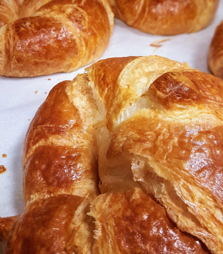 renatas_kitchen's tweet photo. Fresh out of the oven! Come and get your croissants before we sell out!

 #brunch #EEEEATS #westphilly #baltimoreave #foooodieee #foodilysm #forkyeah #eatonthedaily #eaththis #freshbaked #butter #infatuation #croissant https://t.co/lOkXNKkoTN