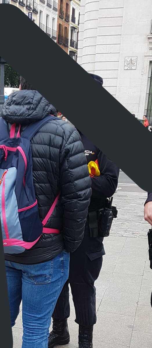 PBNavas1979's tweet photo. La PN requisa una bandera estelada que portava lligada un membre del nostre grup a la motxilla alegant que fomentava l'odi.
Li prenen les dades.
Riuen i provoquen. 
No els seguim el joc i marxem.
Denunciem aquesta persecució ideològica indiscriminada.
@LaTdP @Cdrfcb @esport3 https://t.co/xOIG6T4d0c