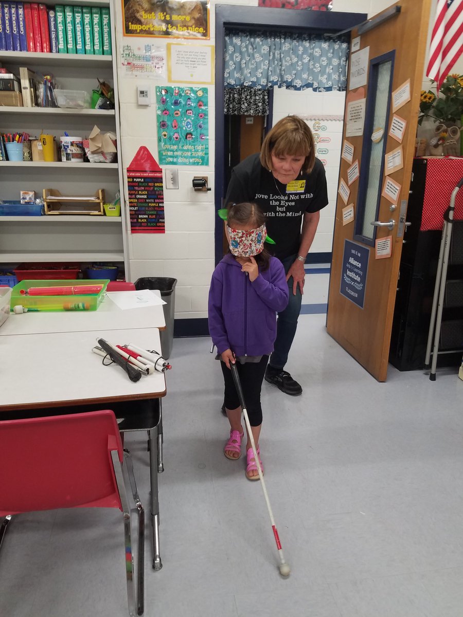 SpringhillGift1's tweet photo. @SpringhillGift1 @springhillsuns What does it feel like to be blind? Last week, learning braille- this week, practicing with a rolling white cane- 1st grade continues our study of our amazing brain! https://t.co/b5kmG21A2V
