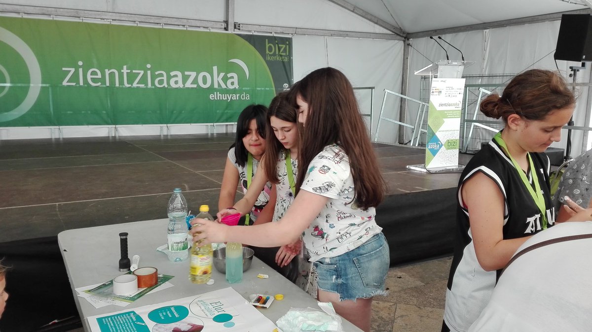 neiker_BRTA's tweet photo. Gaur #ZientziaAzoka-n gaude, Bilboko Plaza Berrian, gaztetxoenen artean zientzia sustatzen #Azoka18 @Elhuyar https://t.co/dnaEMAI5GI