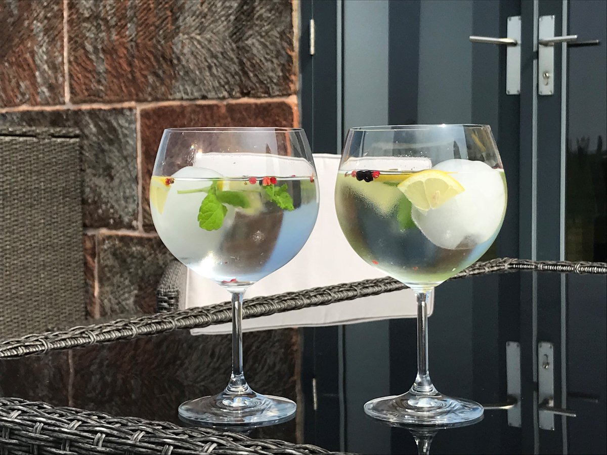 JmakLimited's tweet photo. That time of the day again! We love these beautifil balloon glasses https://t.co/5o9r2Rq6Hh and the gigantic ice sphere https://t.co/qIsPi9rSjg that keeps our favorite G&T cold and refreshing even in the #sunshine #gin #ginlover #GinAndTonic #gintleman #sunnyday https://t.co/H10a8Yqp7n