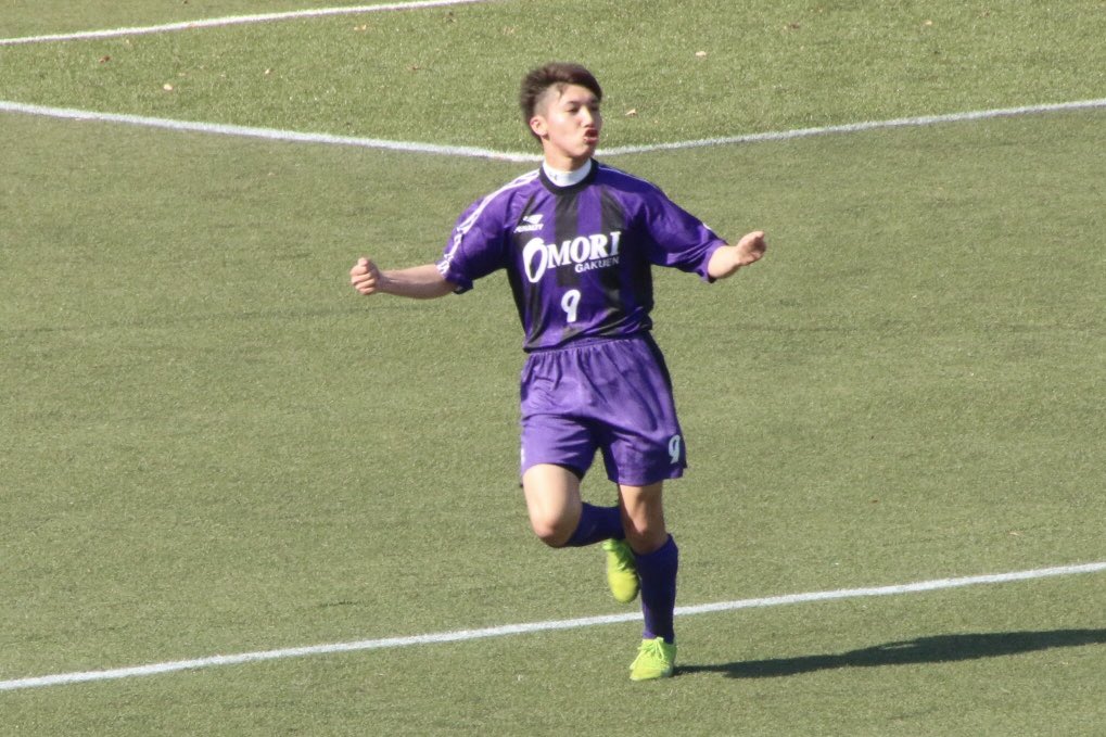 この平木君の得点は最高だったな。
最終ラインから5比嘉直人(3年:横浜FC鶴見JY)がライン裏へ正確なフィード。抜け出した11藤井海人(2年:シュートJY)がPA内へ侵入し先輩にお膳立てのラストパス。9平木拓海(3年:シュートJY)がキッチリ決めた。