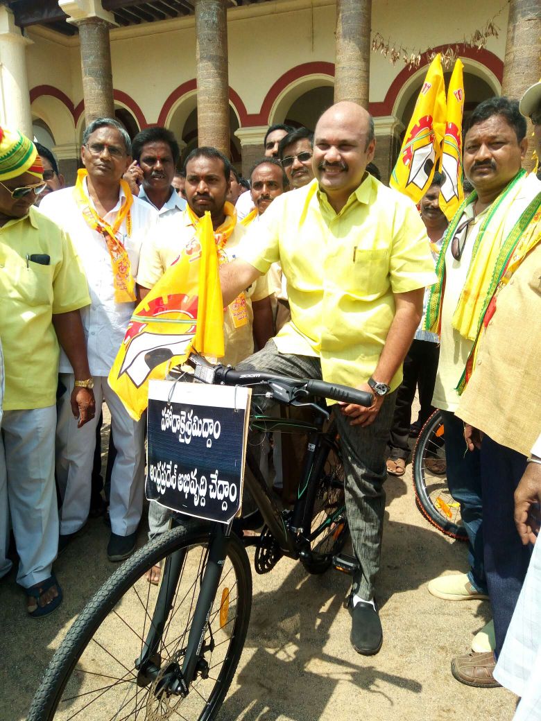 rsujaykrishna's tweet photo. బొబ్బిలి మండలం లో సైకిల్ యాత్రలో భాగంగా ప్రజలతో మంత్రి సుజయ్.
#APDemandsJustice https://t.co/H9X9NY96m8