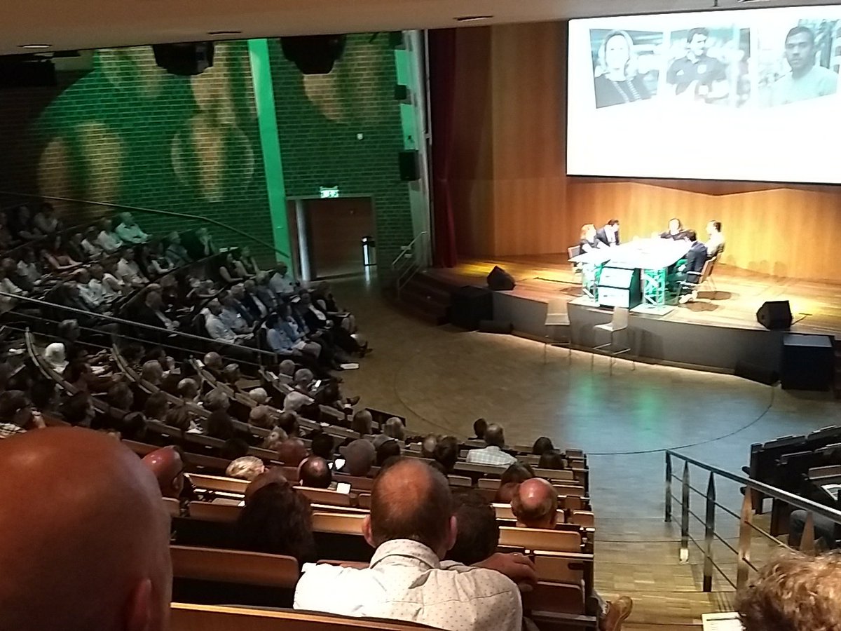 #30jaarhhs Het is begonnen! Altijd mooi om weer even zo veel jaren opgebouwde kennis bij elkaar te zien. #fmalumni #30jaarhieperdepiep