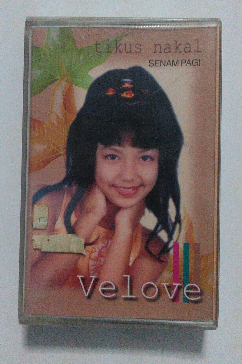 VeloversFamily's tweet photo. Selamat malam @Vaelovexia @jusuflong dan teman2 #Velovers :) Usaha membuahkan hasil, setelah sekian waktu mencari, admin beruntung sekali karena telah mendapatkan kaset lagu anak-anak ini. Senang sekali!!! https://t.co/Ja0cflHJs9