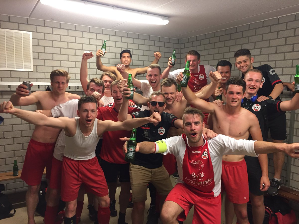 Het blijft spannend bovenin; zakelijke 3-0 overwinning op <a href="/Chouffies/">De Chouffies</a>. Doelpuntenmakers: Djababoe, Ronkes en Ramaker.