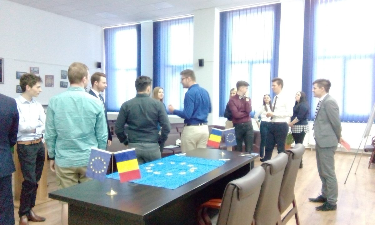 jef_romania's tweet photo. Starting out with social games to break the ice among members!
What is European #identity?
What is #federalism for you?
#TineriEuropeni #OurFirstMeeting https://t.co/V1U98WSueF