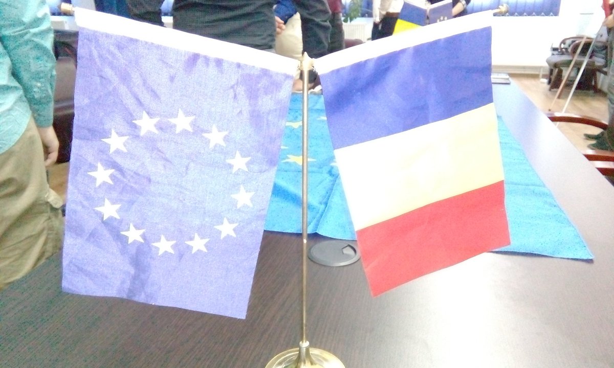 jef_romania's tweet photo. Starting out with social games to break the ice among members!
What is European #identity?
What is #federalism for you?
#TineriEuropeni #OurFirstMeeting https://t.co/V1U98WSueF