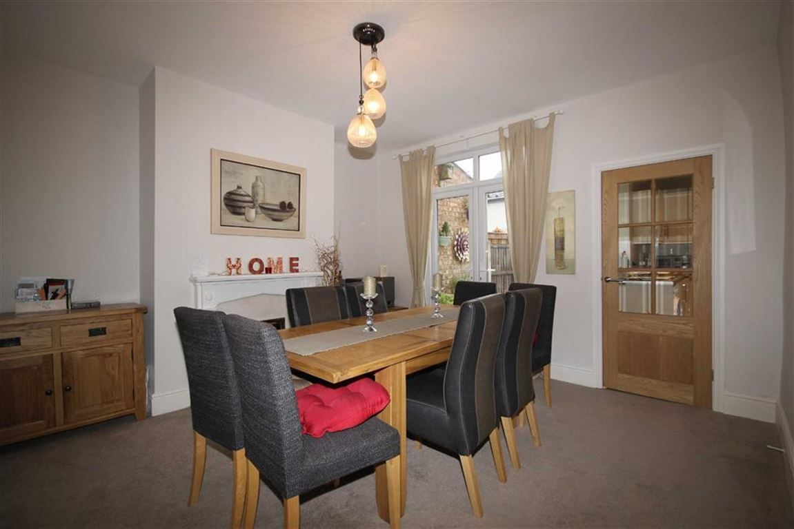 Looking for a new place to rent in May? We have this great 2 bed end terraced property available overlooking Roe Green #Worsley. bit.ly/2H3T0QV