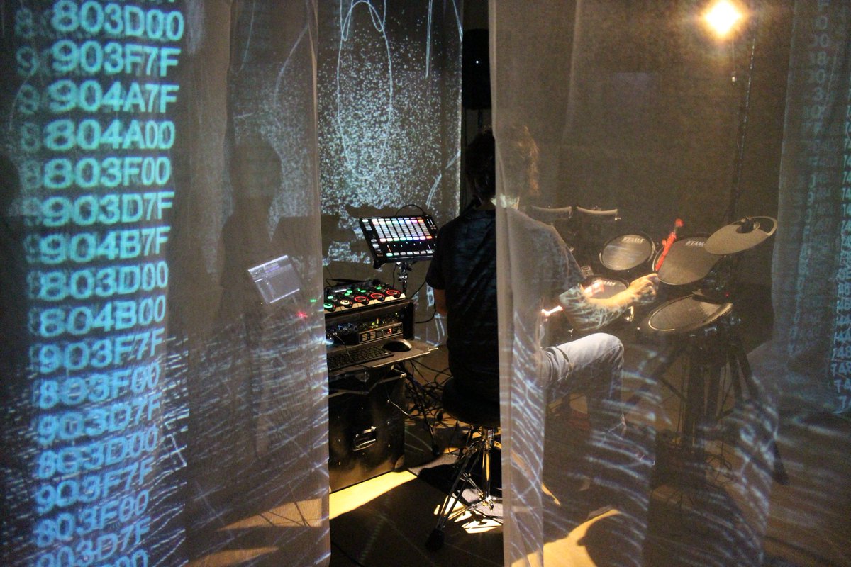 sascacci's tweet image. リハーサル for 5/19（土） @metro_kyoto w/ @Takashi_Mori_ 
#webmidi #midi #webaudio #threejs #rc505 #maschinejam