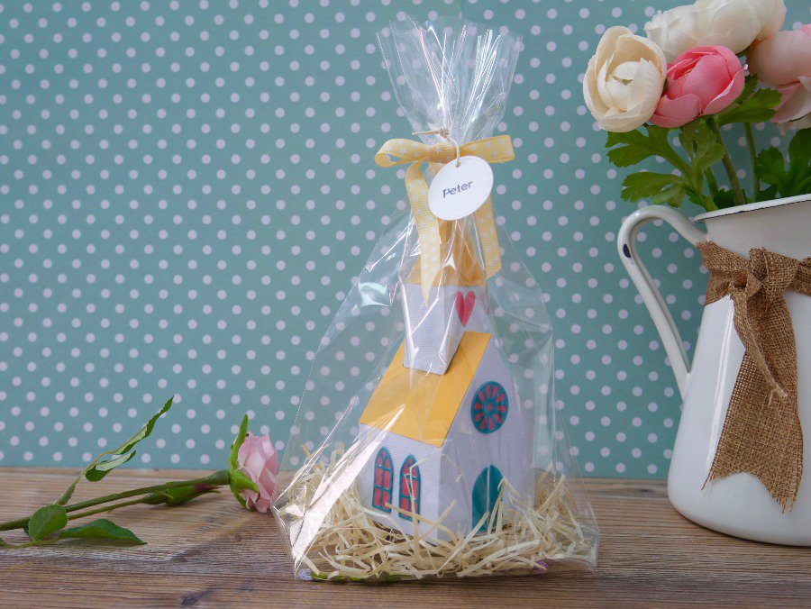 SizzixLifestyle's tweet image. The future of #favourboxes is handmade 😊👌 Discover how to make these adorable treat boxes here: bit.ly/2JaUNAh #mymakingstory #crafts #papercrafts #favourbox #handmadewedding #weddingcrafts