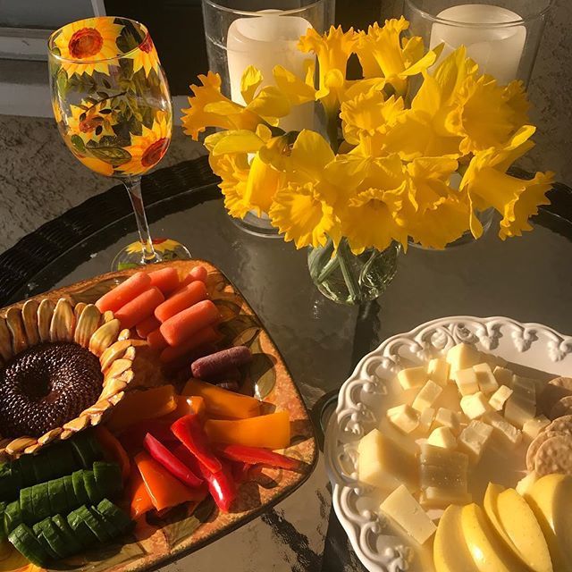 prettiminishop's tweet photo. Spring has finally sprung! And that means more happy hours on the porch! This was my first of the season last week. #happyhour #friends #spring #sunflowers #sunflowers🌻 https://t.co/MEevfwFc10 https://t.co/m50mQZepMW