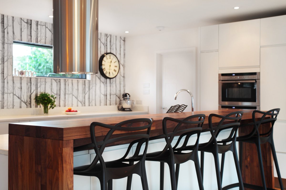 DASMarlow's tweet photo. We always like to try something different at Design A Space. For this customer we bought the outdoors in with a unique chimney hood, solid oak breakfast bar, matt white door panels with built in electrical appliances. Can you spot the woodland inspired wall? https://t.co/yS4hZG1PMC