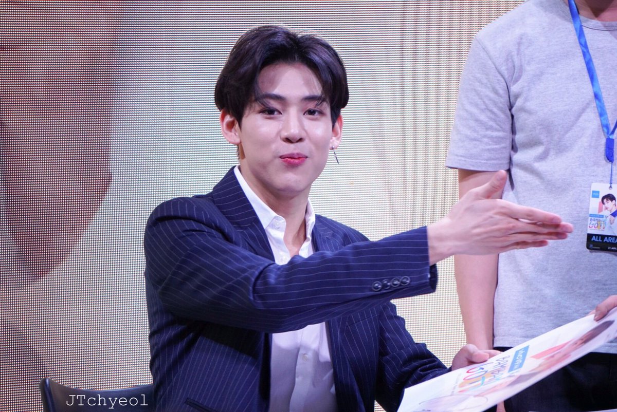 JTchyeol's tweet photo. 180421 น้องจะจ้องขนาดนี้ไม่ได้ พี่ไม่ไหว

#BamBam #GOT7 
#VivoV9xBamBamGOT7 https://t.co/SomWeIUYmg
