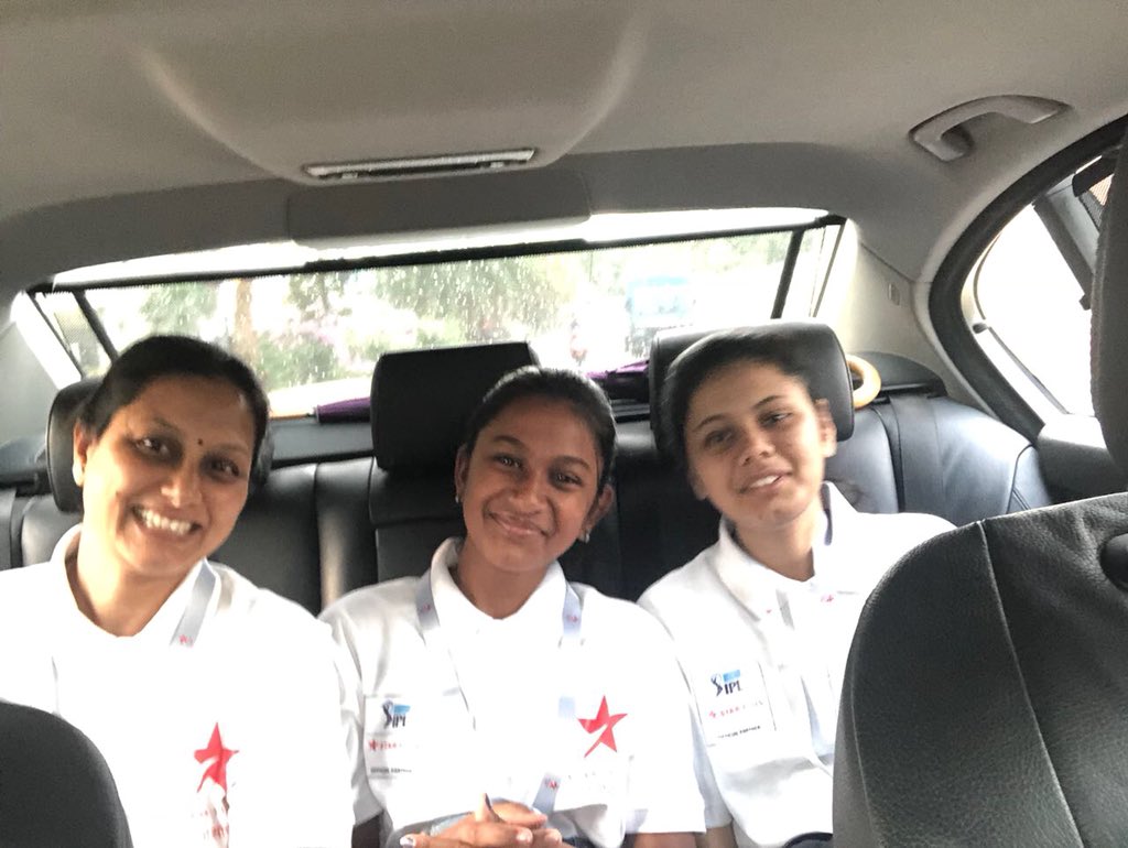 StarPlus's tweet photo. Capturing #ArunParivaar’s car wali selfie. #STARPlusTicket2Cricket
#Winners #Bangalore #Family #TreatedLikeStars #FancyRide #StarsForTheDay #DDvsRCB #VIVOIPL2018 https://t.co/ypYxbdF6aM
