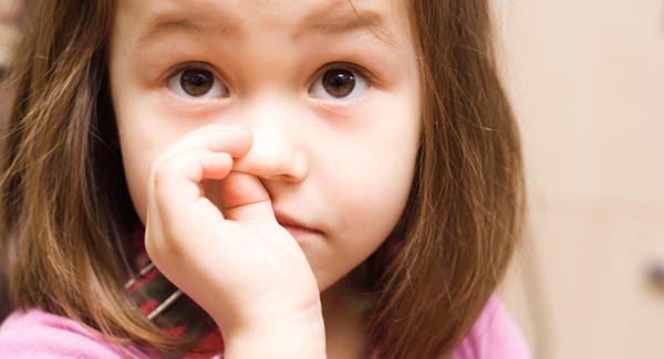 Pētnieki atklāj vai ir jāļauj bērnam urbināt degunu un ēst savus puņķus. Negaidīti! | dzentlmenis.lv/petnieki-atkla…