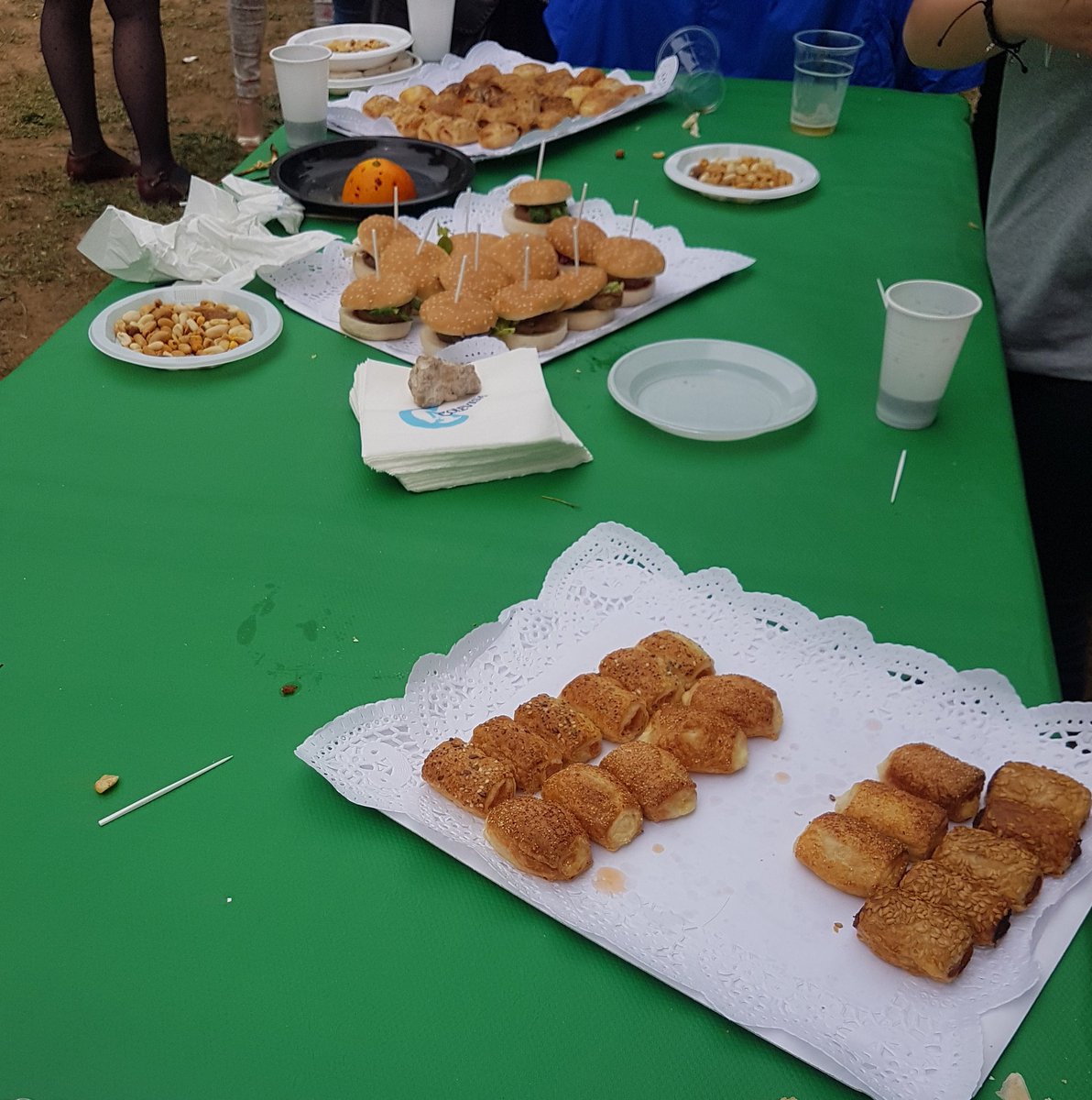 david_victoria3's tweet photo. Y como no, un buen almuerzo en #LaDevesaJPA18 Excelente afluencia. Gracias por venir! @GrupoSorollaEdu #ladevesacarlet https://t.co/hOW0v7NPiO