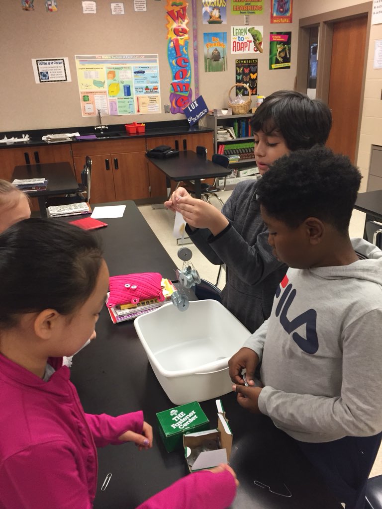 LuxScience's tweet photo. 5A science testing the strength of their glue #lovemykids  @BuffettMagnet https://t.co/fjoG09zbMl