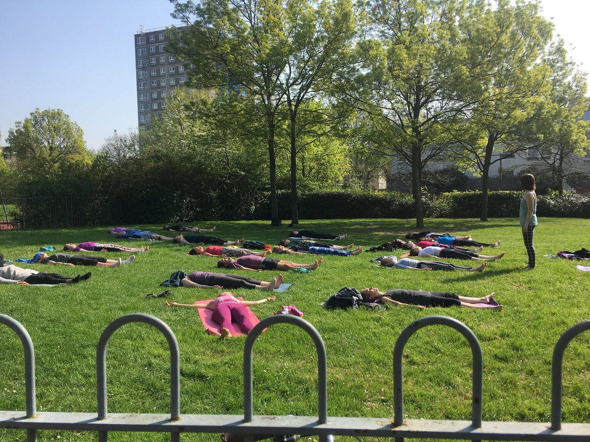 Returning the favour with a pic of <a href="/CoYogaUK/">Catherine</a>’s mahooosive yoga class in Ropemakers Field this morning! The <a href="/OurParksUK/">Our Parks</a> programme in this park is really becoming part of the community ❤️#turnuptoneup #madetomove #naturesgym