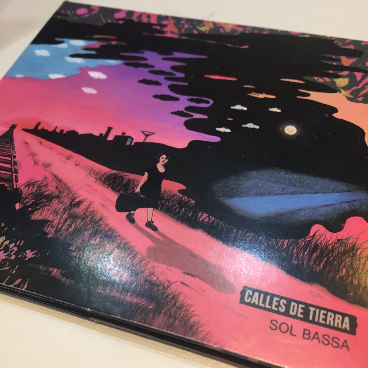 MaxiMartinaOK's tweet photo. Hoy en @BaseTriangulo presentamos el nuevo disco de @SolBassa #CallesDeTierra 🎸🎸🎸🎸 Lo presenta el Viernes 4/05 @ @ Club Lucille en Palermo #ChequeEnMega @Mega983 https://t.co/Ycr5yxKqL8