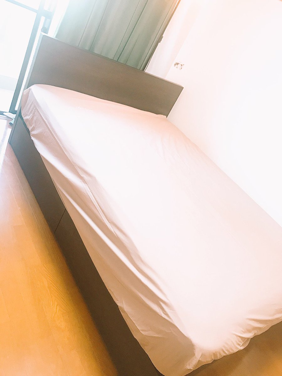_akachanman's tweet photo. ダブルベッド 最高すぎる。 https://t.co/teloYbY39i