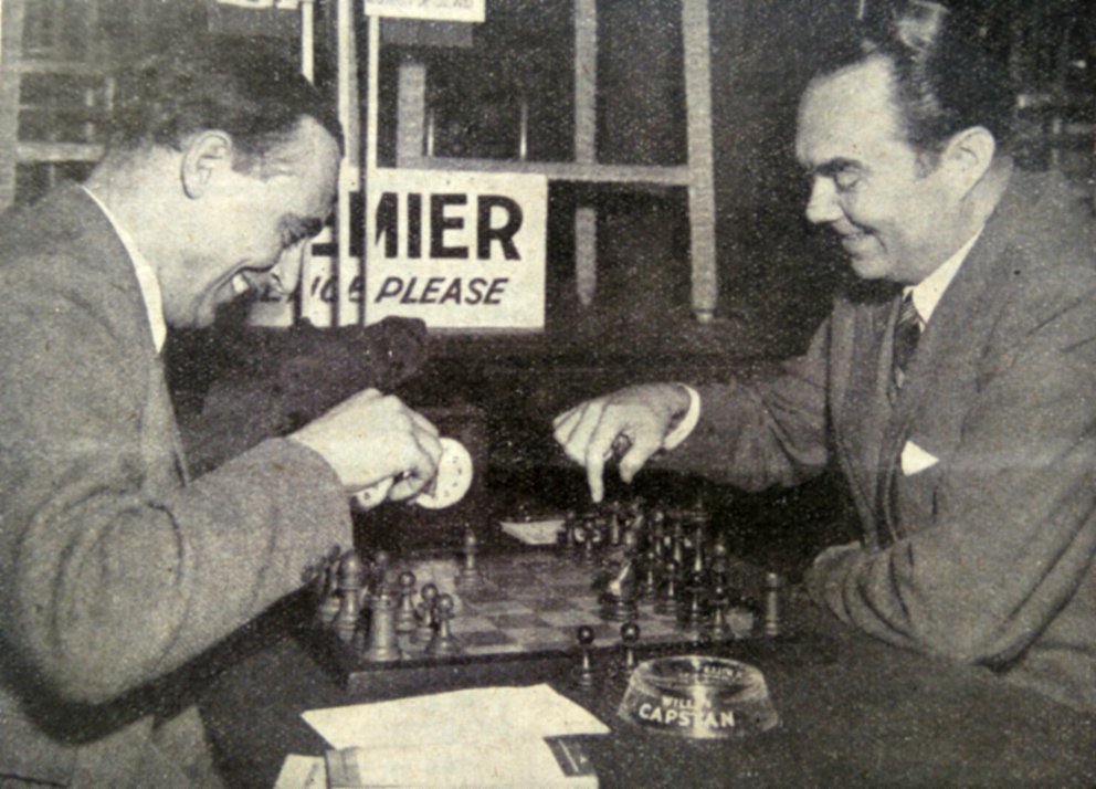 ChessMarginal's tweet image. Alexander and O'Kelly sharing a joke before the start of round 1 at the 1953-54 Hastings Premier.
(Source: Schach-Echo, 5 February 1954) #chess