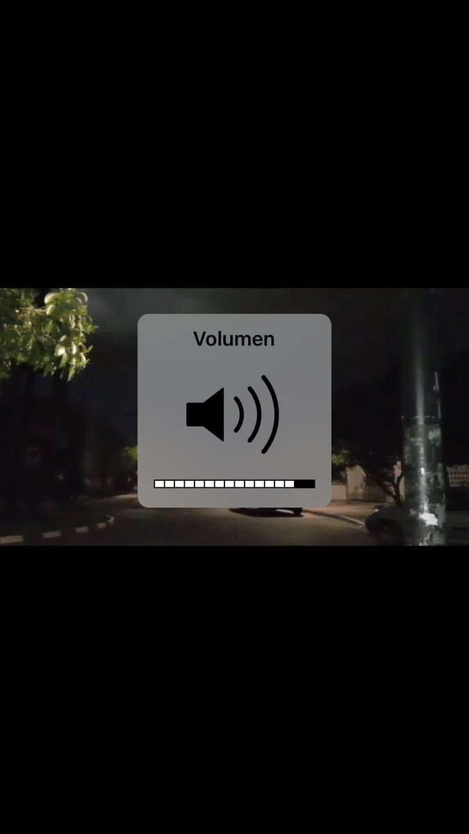 mangelrogel's tweet photo. Cuando subes o bajas el volumen en iphone te tapa siempre lo que estas viendo. Que necesidad hay de usar un icono gigante de un altavoz dentro un cuadrado gris gigante? Por qué no lo ponen pequeñito en una esquinita? SI ES SOLO EL PUTO VOLUMEN https://t.co/gtvH5cDDQi