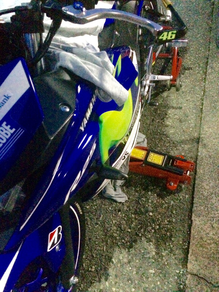 Rinrin Yzf R25 ジャッキも上げ方も色々あります 1 バイクフロント用スタンドでヘッドライト付近の金属に当てて上げるパターン 2 腹下から上げるパターン 他にもありますが 無難な2パターンです エキパイには絶対かまさないようにと 金属同士は滑る Rinrin Yzf R25 ジャッキも上げ方も色々あります 1 バイクフロント用スタンドでヘッドライト付近の金属に当てて上げるパターン 2 腹下から上げるパターン 他にもありますが 無難な2パターンです エキパイには絶対かまさないようにと 金属同士は滑る