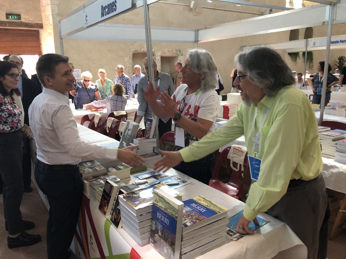 GilAverous's tweet photo. Encore beaucoup de monde pour cette 12ème édition de l’Envolée des Livres de @Chateauroux36. 
Entrée gratuite tout le week-end 👇🏼 https://t.co/ywTMtupR2G https://t.co/RUluDUlOH6