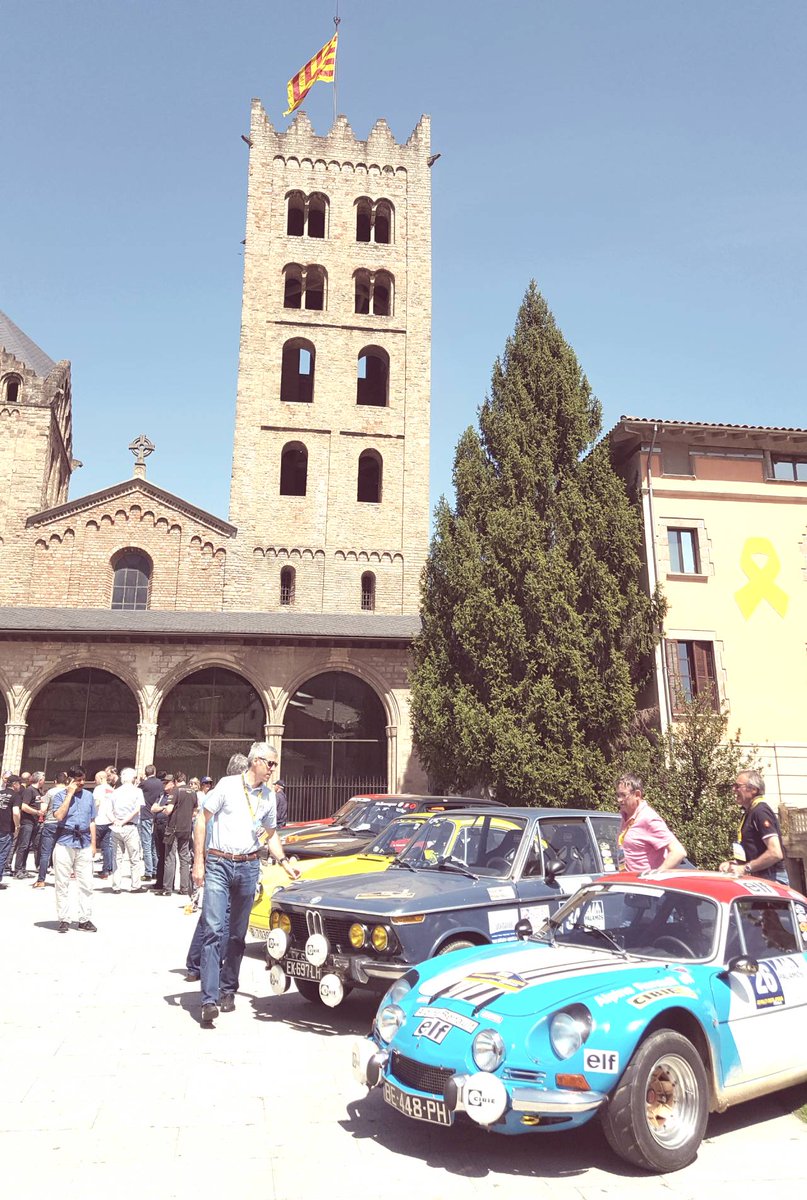 #RallyCostaBravaHistoric. El parc tancat de Ripoll comença a fer patxoca. I un sol increible!!