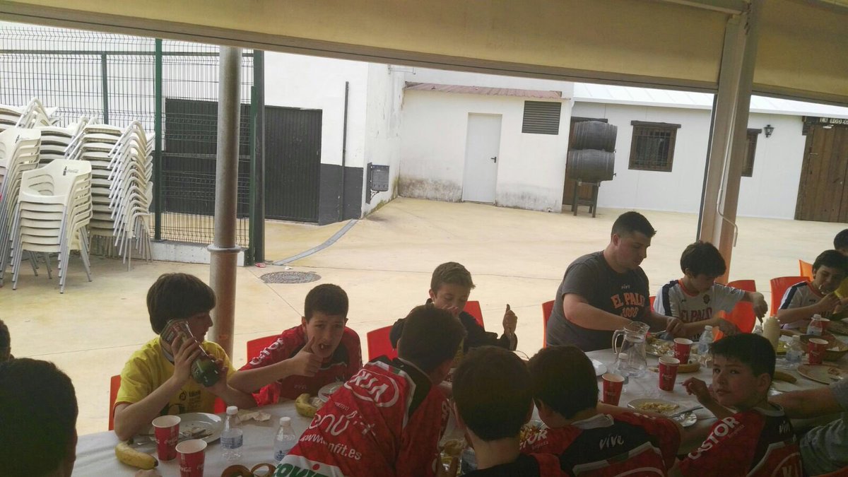 CVCarmenbasket's tweet photo. Después los partidos de la mañana hora de reponer fuerzas !!! 💪💪💪 https://t.co/CTJ92Pg2T7