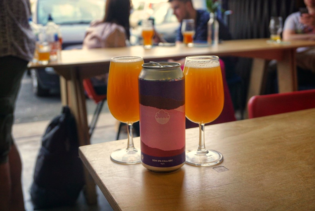 irishbeersnob's tweet photo. Railway arch, cracking beer, amazing beer friends, this is the life #waynewatch @AngelaParish08 @BeerOClockShow @mjpo007 @gingerdaniels13 @MrsBeerSnob https://t.co/ZaxTXZJVii