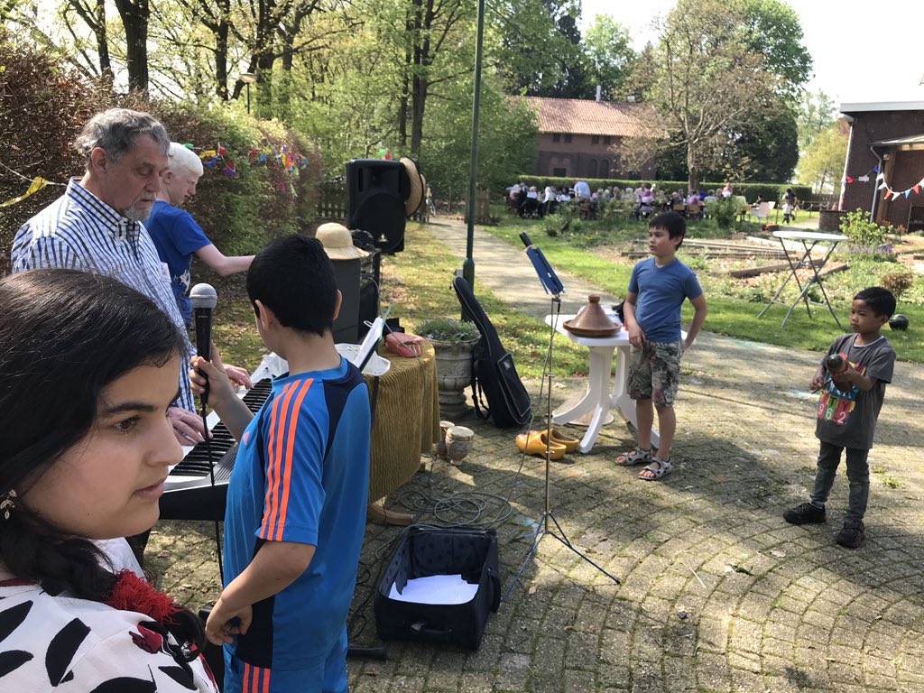 Damiaancentrum's tweet photo. De wereldlunch is in volle gang! Gezellige, drukke boel. En heeeeerlijke hapjes + muziek uit verschillende culturen https://t.co/dYXFjZ7EJ6