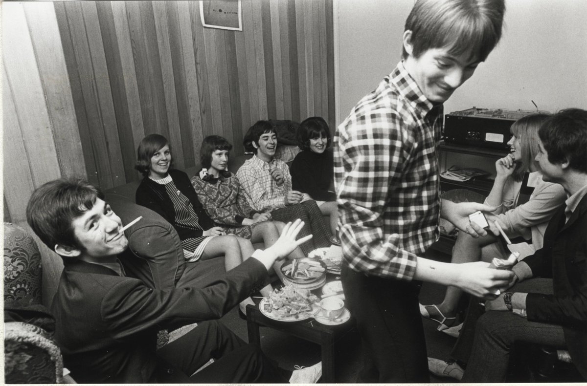 What if @RSDUK existed in the 1960's? We had great fan clubs then (hello @ValMBE !) but I bet the Small Faces would be having tea and sandwiches with their @SmallFacesFans at their flat, playing records. Gentler times - and Steve always the centre of attention!