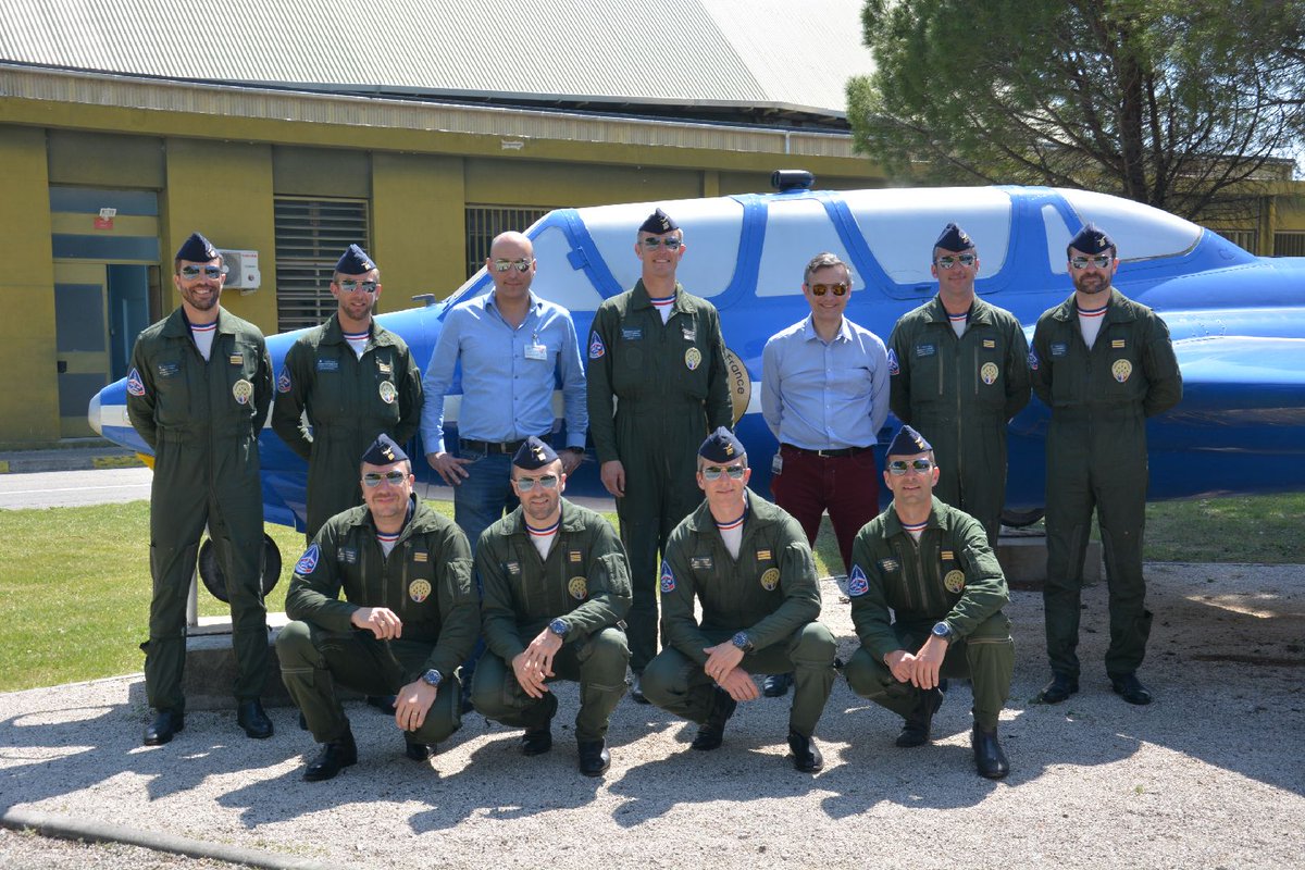 LunettesPAF's tweet photo. Le personnel de la @PAFofficiel a reçu ses lunettes officielles fabriquées par CEMO. Les pilotes ont choisi le modèle Athos1. Le soleil est là, il est temps de porter des lunettes protectrices de qualité! ☀️😎 #patrouilledefrance #avgeeks #aviationlovers #madeinfrance https://t.co/Qm0bWrS2HL