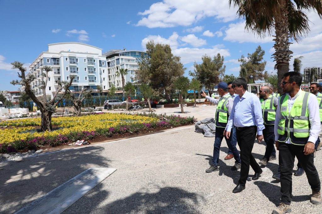 menderesturel's tweet photo. Konyaaltı açılışa hazırlanıyor 💐🏊‍♀️

Son hazırlıklar tam gaz.
1650 kişi sahilde arı gibi çalışıyor.

Sea Life Otel önü önümüzdeki hafta, tamamı ise mayıs sonu hizmetinizde 👍

Şimdiden hayırlı olsun🙏🏼 https://t.co/nYJWPbOk8v