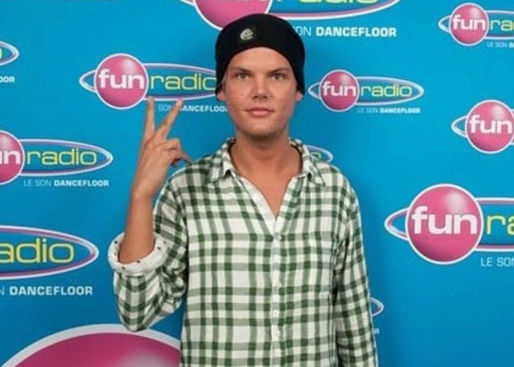 BannierValou's tweet image. Souvenir d’avicii faisant une dédicace à la vrille sur fun radio ✌️