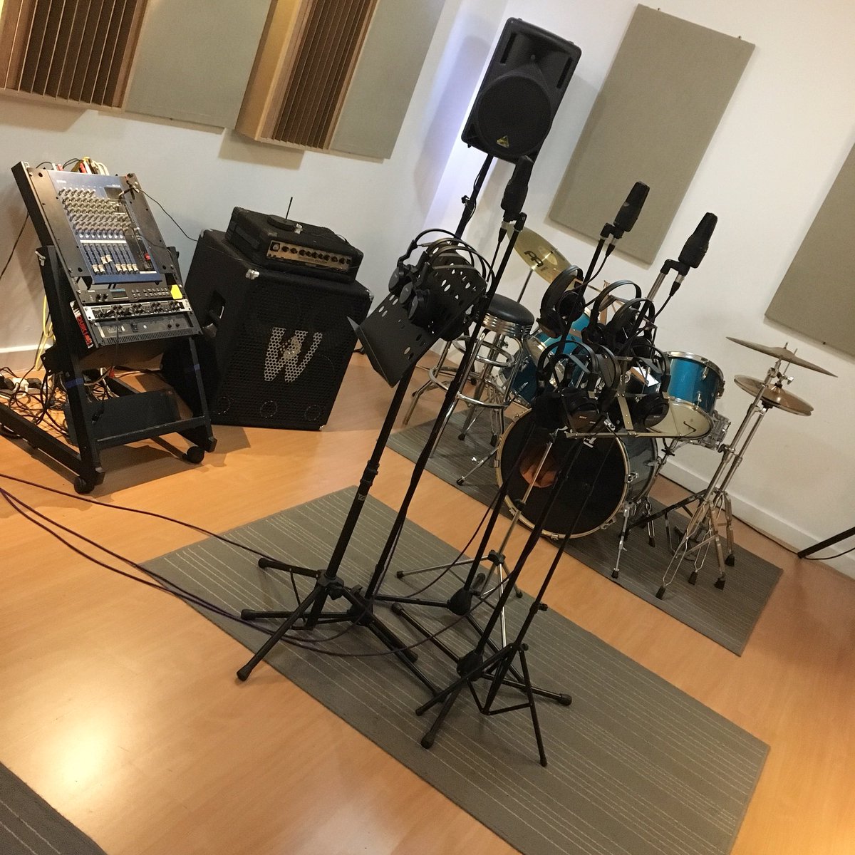 SingItStudioDay's tweet photo. Another day, another hen party. We can’t wait to welcome Dawn and her guests this afternoon! 🎤😁🎵🍾🥂🎧
 #HenParty #Sing #Singing #Studio #SingingExperience #Birmingham #SingIt #SingItStudioDays https://t.co/2jXUd6mm0l