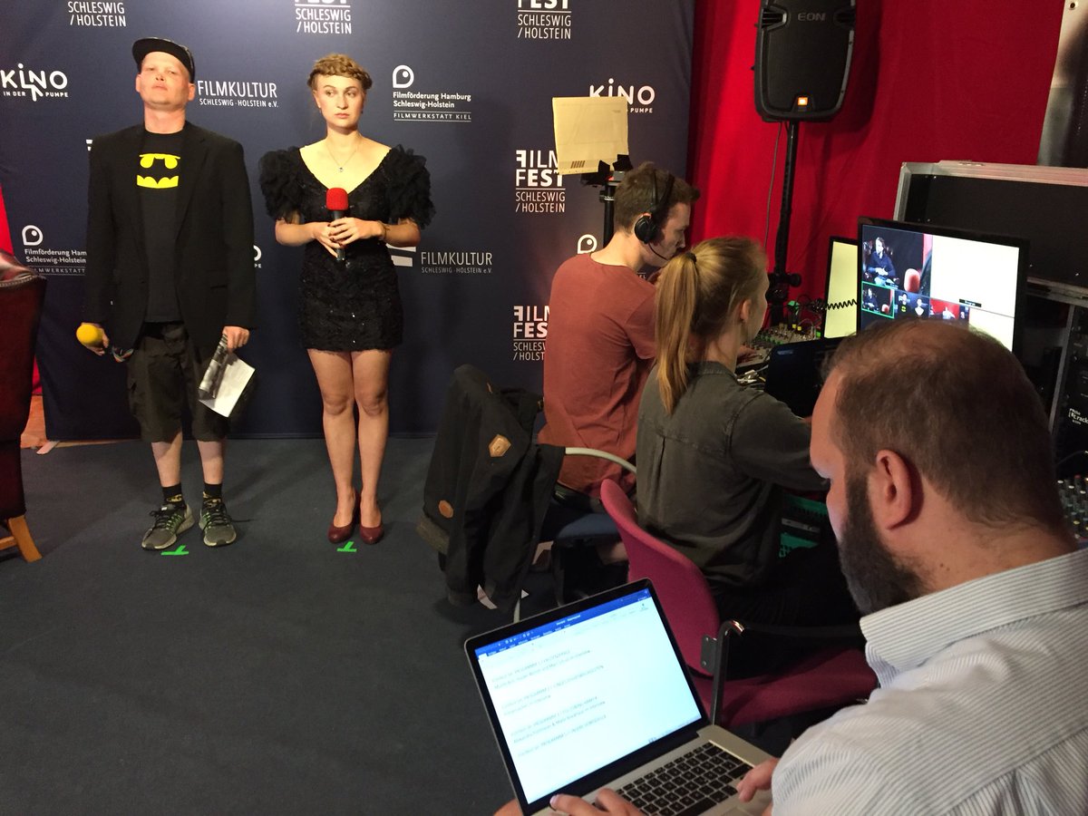 infomediaSH's tweet photo. 2. Tag beim #FilmfestSH: Nach dem 1. Programm moderiert #SvenBohde den Talk mit #LisaOppermann („Colours“) sowie #HannoHart („Unsere #Dorfschule“) samt der Schulleiterin Edeltraud Ahmani.
Der Talk wird auf der FB-Page #FilmkulturLounge gestreamt.
#FilmszenSH #Dokumentarfilm https://t.co/PJHchXeF7t