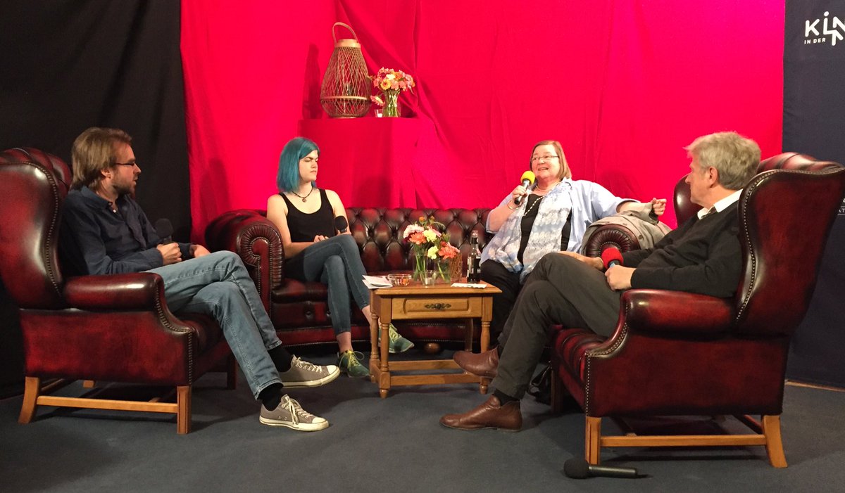 infomediaSH's tweet photo. 2. Tag beim #FilmfestSH: Nach dem 1. Programm moderiert #SvenBohde den Talk mit #LisaOppermann („Colours“) sowie #HannoHart („Unsere #Dorfschule“) samt der Schulleiterin Edeltraud Ahmani.
Der Talk wird auf der FB-Page #FilmkulturLounge gestreamt.
#FilmszenSH #Dokumentarfilm https://t.co/PJHchXeF7t