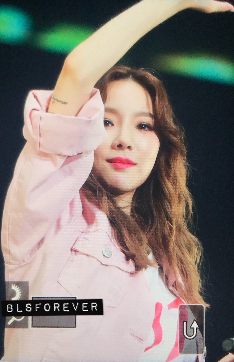 blsforever309's tweet photo. 180421 2018 BEST OF BEST CONCERT IN TAIPEI 프리뷰 (2) #태연 #Taeyeon https://t.co/VlrgbDbWS2