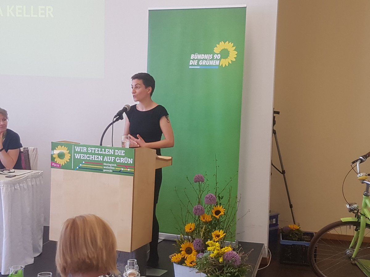 grochib's tweet photo. Großartige Rede von .@SkaKeller beim #lpr18 von @GrueneBBG: Nur gemeinsam sind wir stark! Europa ist hier und Brandenburg ist mittendrin in Europa. Und vor allem: Brandenburg ist mein Landesverband 💚💚💚 https://t.co/Ci1seZB94t