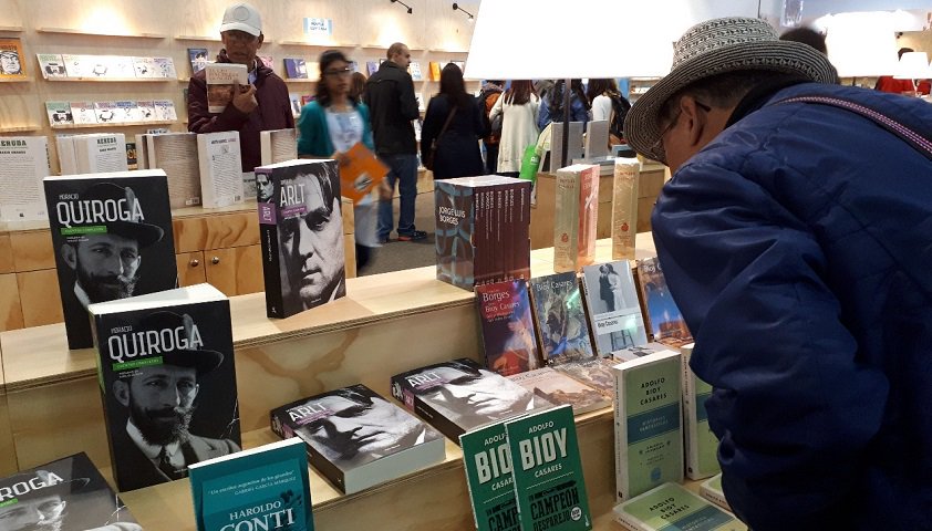 InstitucionalTV's tweet photo. #FelizSábado Hoy es un gran día para #SentirLasIdeas en la #FILBO2018. Conoce todo lo que tiene para ti. https://t.co/gp52DpOhKs https://t.co/Zat4p0PkU8