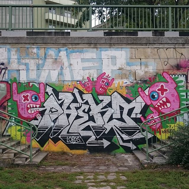 NickVagus's tweet image. What a sick mash-up for @oxalien in Vienna #oxalien #Lords #graffspotting #graffart #wien #Vienna #graffiti #graff #streetart #jj_urbanart #urbanart #urbanexploration #Austria #streetartist #streetphotography #streetartphotography ift.tt/2HRFUUb