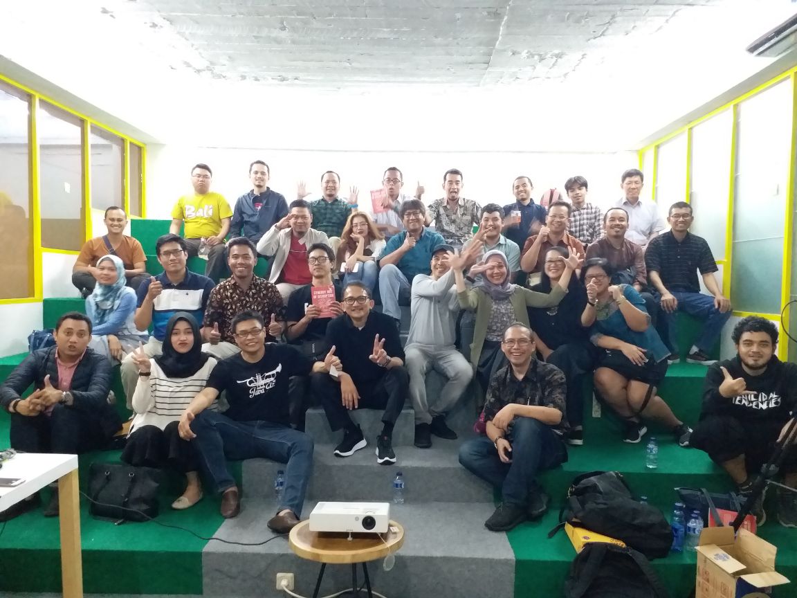 Terimakasih kpd bpk: <a href="/A_Sugiarto2015/">Achmad Sugiarto</a> <a href="/nukman/">Nukman Luthfie</a> <a href="/yuswohady/">yuswohady</a> <a href="/krismoerwanto/">kris moerwanto</a> atas sharing ilmu dlm program #MemberianEtalk2018 tdk lupa jg utk <a href="/niaga_tv/">NiagaTV</a> yg telah meliput acara tsb. 

Materi bisa di download via bit.ly/memberian21apr…

Komunitas Memberi
Semangat memberi utk negeri